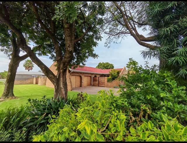 3 BEDROOM HOUSE FOR SALE IN VANDERBIJLPARK SW 2